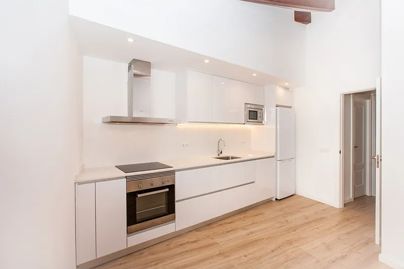 Lovely Renovated Two-Bedroom Penthouse next to the Market, with Nice Views and Outdoor Space — photo 11