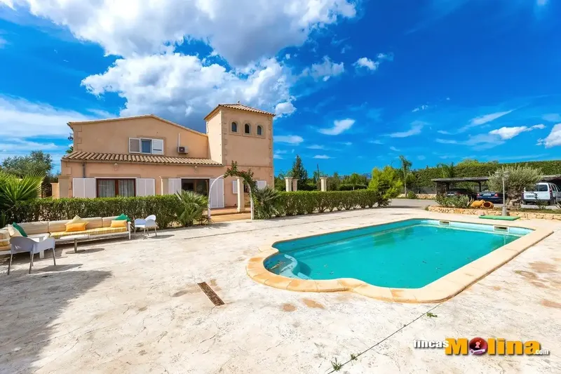 Discover this majestic villa in Son Ferriol, a true oasis of luxury spanning a generous 683 m2 and surrounded — photo 2