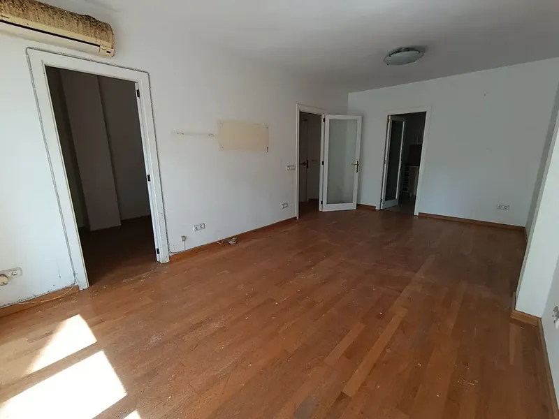 Piso con una situación inmejorable, a sólo 50 metros del Mercado del Olivar. Si te gusta vivir en el mismo centro de Palma, esta es una gran — photo 1