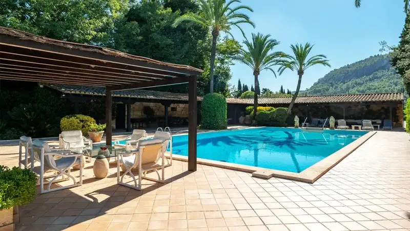 This spectacular property, of noble and authentic character, is located in a quiet valley of the Sierra de Tramuntana, a short distance — photo 1