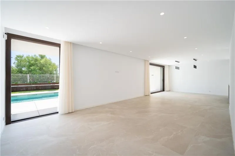Newly built detached house with a large swimming pool on a 1,050 m² plot — photo 4