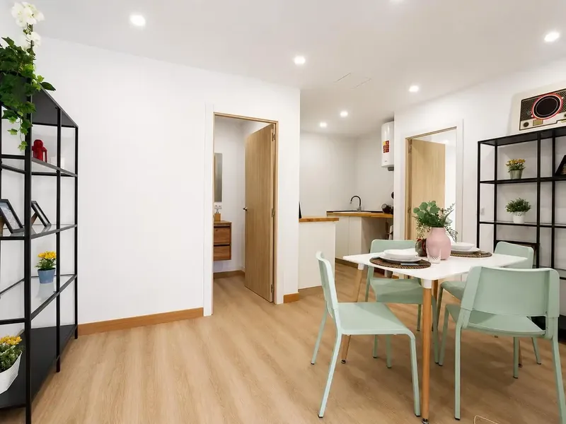 Just a few steps from the sea, in a residential and quiet area of Magaluf, this bright and fully renovated home is located — photo 3