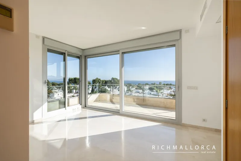 Rare Penthouse with Private Rooftop & Sea Views — photo 10