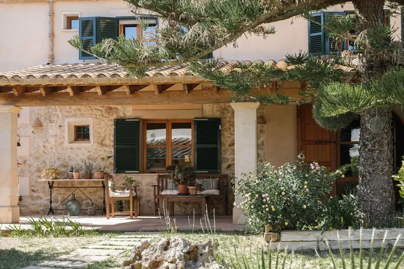 This genuine Mallorcan «finca» or country house on a large colorful plot in the heart of the village of Llubí is surrounded by a beautiful — photo 5