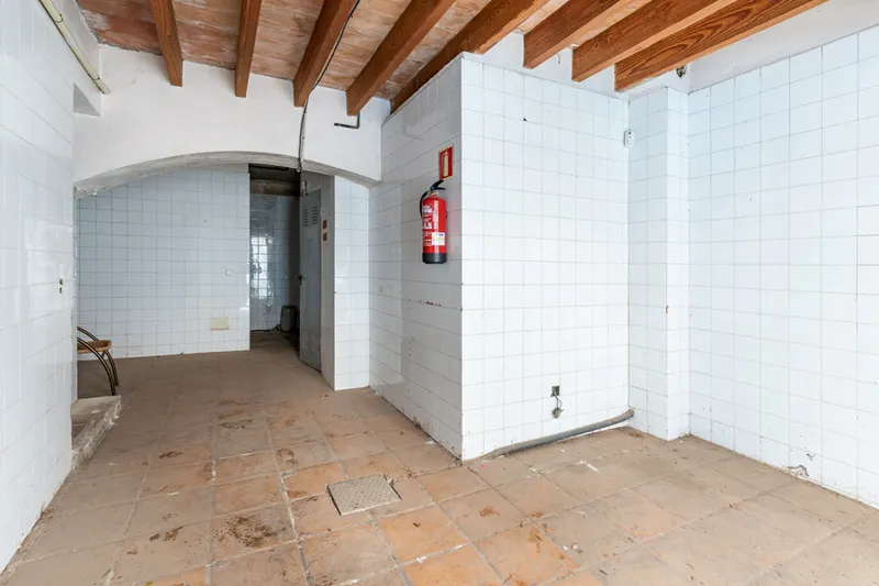 Entire Building to Renovate with Lift in La Lonja in Prime Location! — photo 10