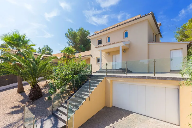 Mediterranean-style villa near the beach with modern elements — photo 3