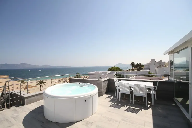 Vacation rental license, private rooftop terrace with jacuzzi and barbecue, plus parking: This apartment in Puerto Pollensa — photo 1