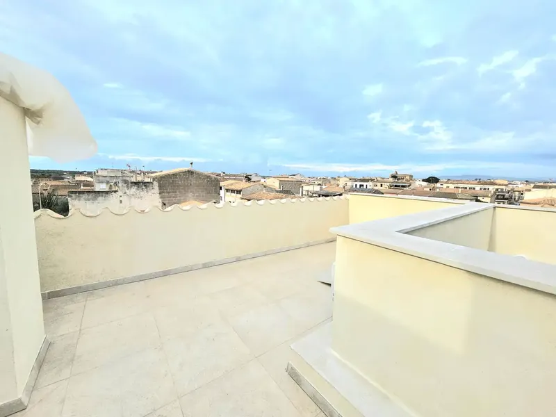 Penthouse for sale with 2 bedrooms, 2 bathrooms, furnished kitchen, laundry room, large living room, balcony and a 55 m² rooftop terrace. Includes parking space — photo 3