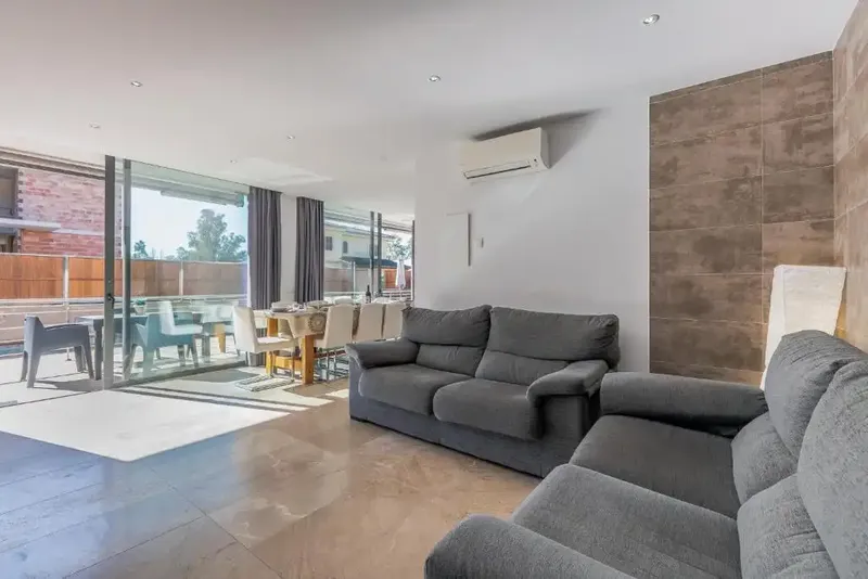Discover this impressive minimalist-style chalet for sale in Playas de Muro, just 350 meters from the sea. — photo 7