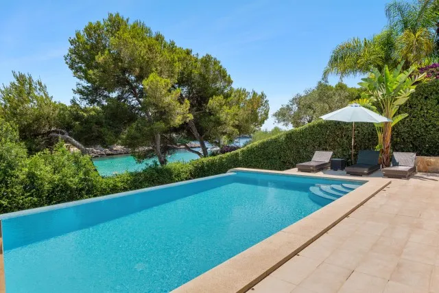 Frontline beach villa with sea views for sale in Cala d'Or, Southeast Mallorca — photo 2
