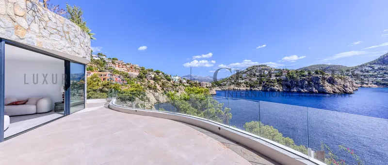 Modern ocean-view apartment in Puerto de Andratx on the waterfront — photo 1