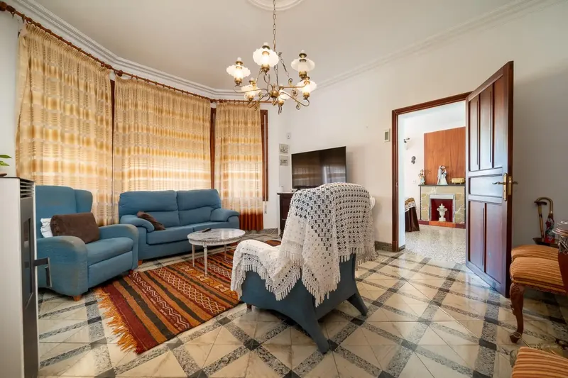 In the Els Molins area, in Inca, we present this unique detached house on a plot of 546.94 m2 according to the Land Registry, with amp — photo 3