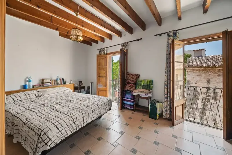 Situated in the heart of the charming old town of Alcudia, this typical Mallorcan house offers 400 m² of living space distributed — photo 4