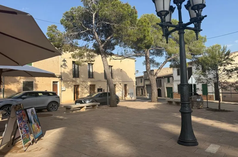 Versatile commercial space directly on the village square of Alquería Blanca — photo 1