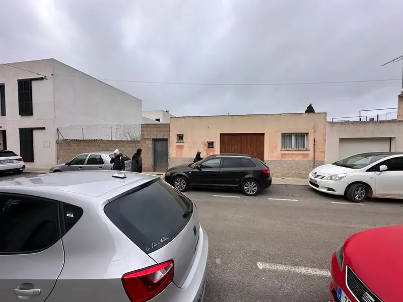 In the heart of Felanitx, this property represents a unique opportunity for those seeking a renovation project with enormous potential — photo 2