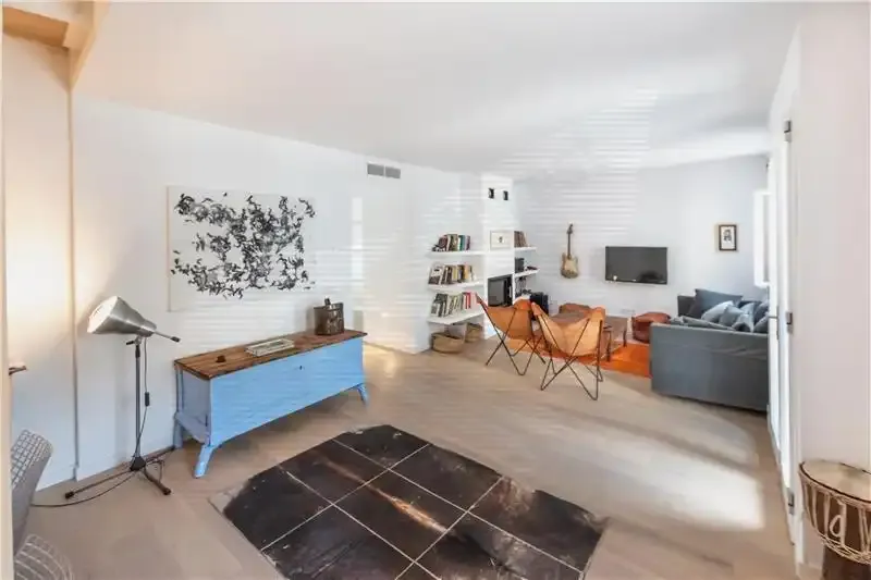 High-quality house on a plot of approx. 400 m², approx. 300 m² built, large living-dining room with fireplace, open fitted kitchen — photo 3