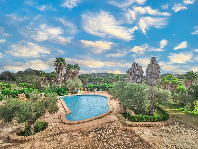 Discover an extraordinary property located in the charming surroundings of Artà, Mallorca. This magnificent estate features an impressive — photo 2