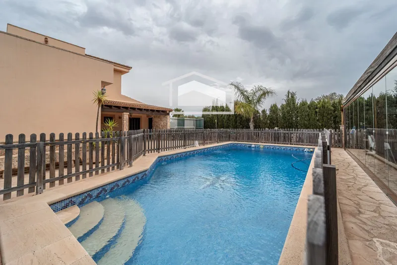 Chalet in Portocolom, with 490 m2, 4 bedrooms, 2 bathrooms and pool — photo 5
