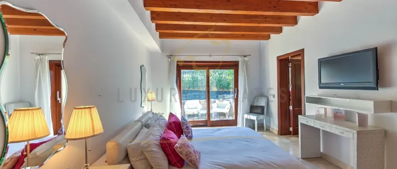 Large, modern natural-stone villa in Santa Ponsa in a sought-after residential area — photo 10