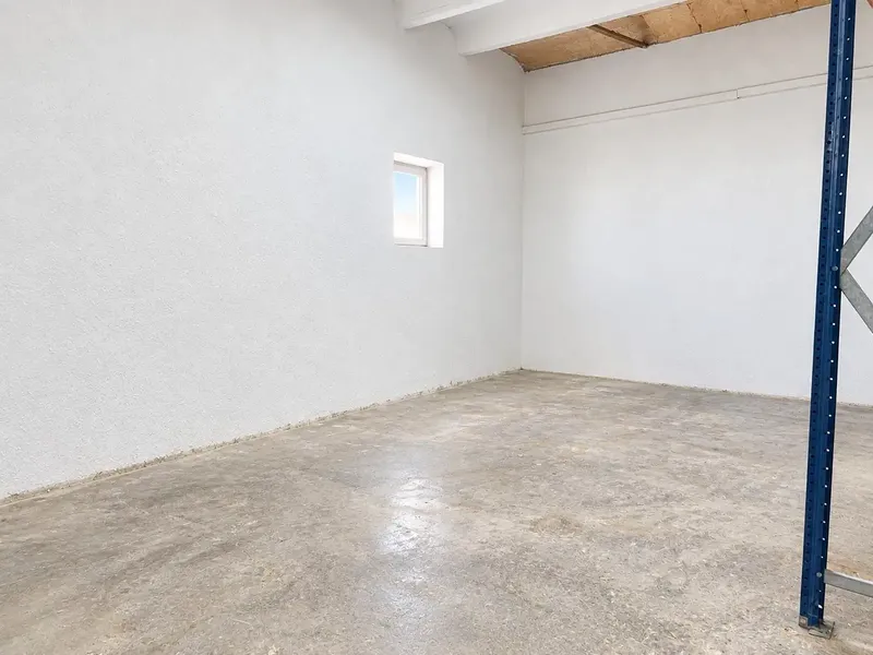 Spacious and bright corner property with facade and access to two streets — photo 9