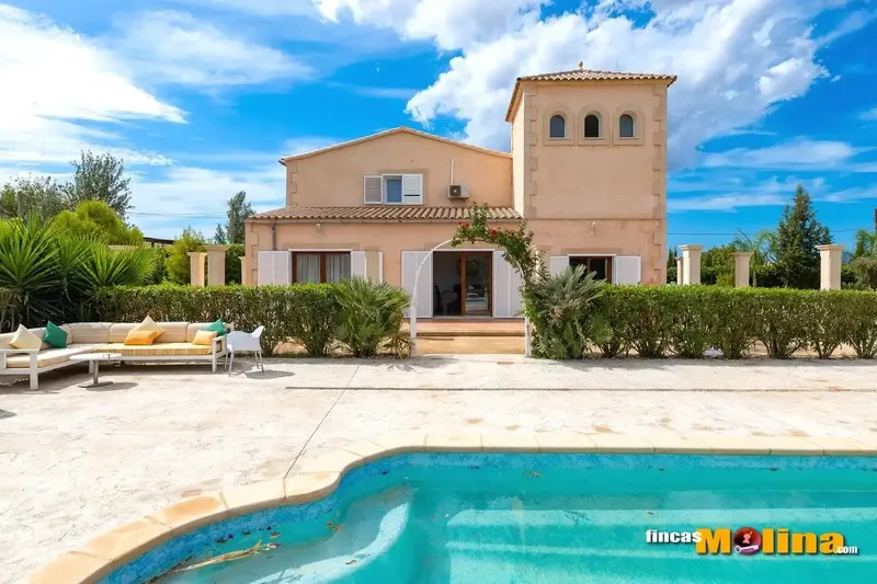 Discover this majestic villa in Son Ferriol, a true oasis of luxury spanning a generous 683 m2 and surrounded — photo 4