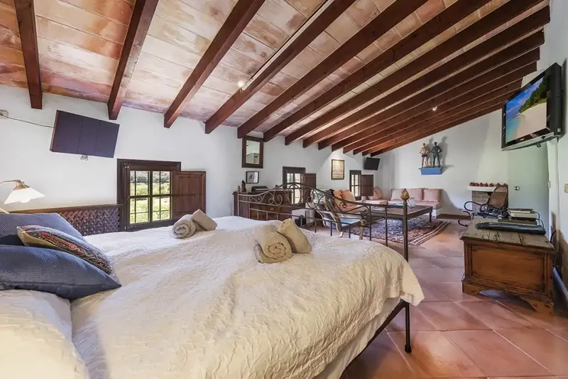 With the Serra de Sant Vicente at its feet and the irregular peaks of Formentor as a spectacular backdrop, this restored finca is — photo 9
