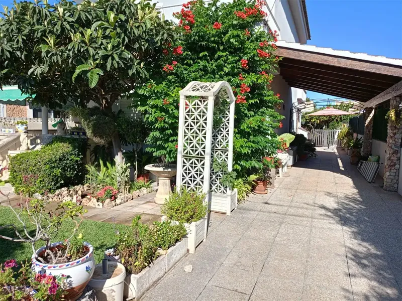 Chalet in Palmanyola with 4 double bedrooms, 2 full bathrooms, 2 living-dining rooms, kitchen with pantry. 230 m² built on plot — photo 4