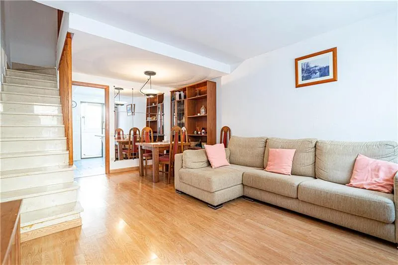 Townhouse with garden and terrace in a residential area, — photo 1