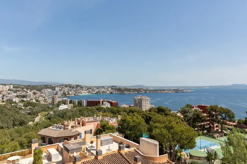 Located on the border between Bendinat and Illetes, just minutes from the coast, this exceptional penthouse offers a unique combination of space — photo 2