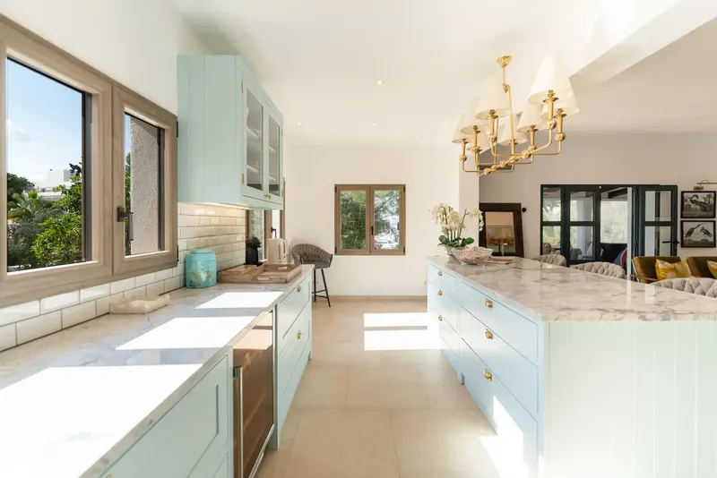 Discover this spectacular independent villa with Ibizan inspiration in the heart of Cala d'Or, just steps from the sea — photo 8