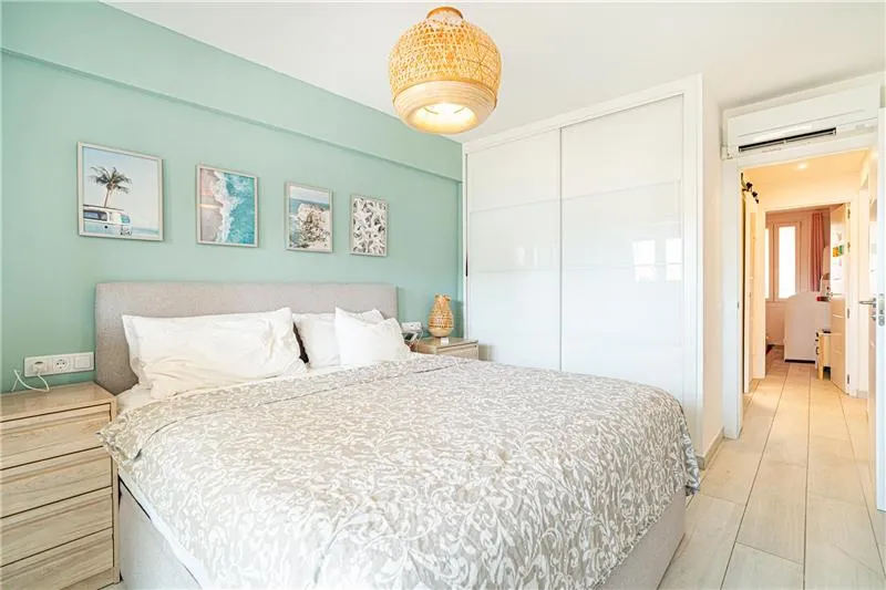 Fully renovated apartment with partial views of the sea and the harbor — photo 8