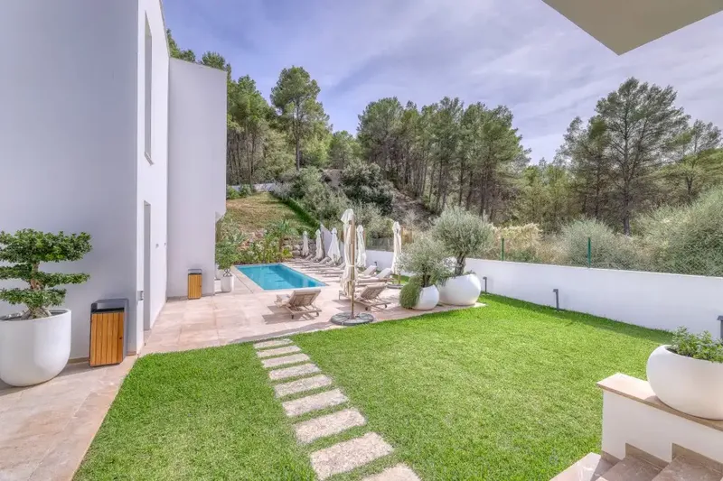 This contemporary villa is located in Son Vida, the most exclusive and prestigious residential enclave in Palma, and combines striking architecture — photo 8
