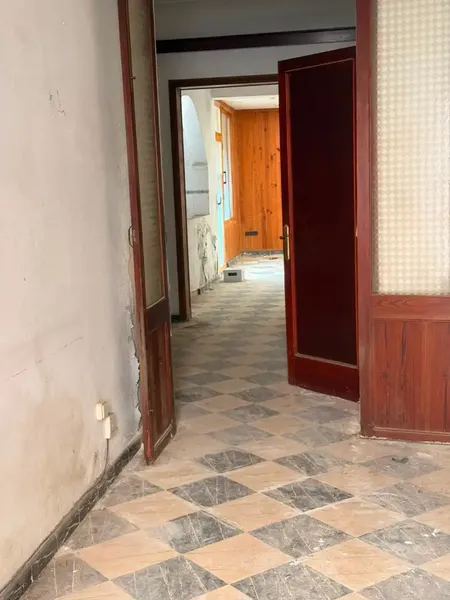 Two-storey house in Inca with several rooms and bathroom. Needs full renovation. Price €280,000. — photo 10