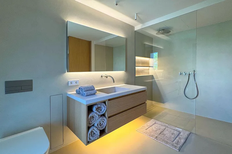 Stylishly renovated villa with wonderful outdoor area in prime location — photo 8