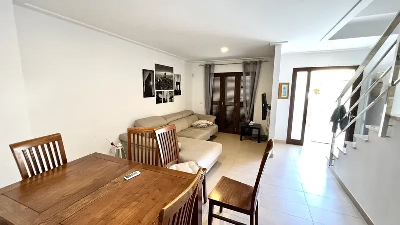 Discover your new home in the charming Port of Alcudia! This semi-detached chalet is a gem just 300 meters from the beach, ideal for enjoying — photo 1