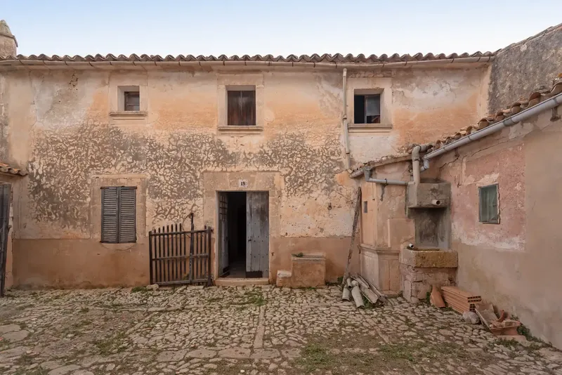 This majestic 16th-century property, with an area of 546,661 m², offers a unique and historic setting. — photo 8