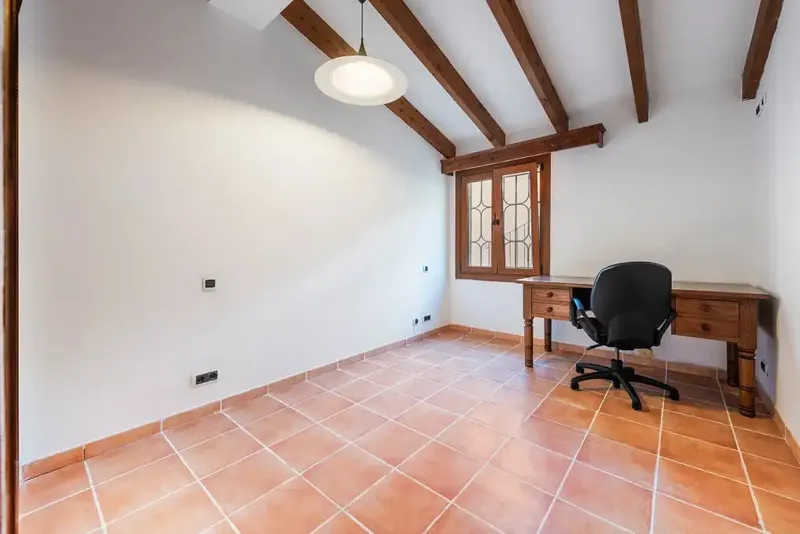 Perfect for families, this house for sale in Puerto Pollensa is a great investment opportunity, full of potential and a perfect — photo 12