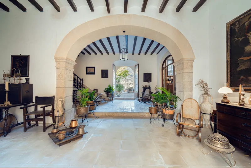 Impressive Historic 8-Bedroom Townhouse in Fornalutx — photo 4