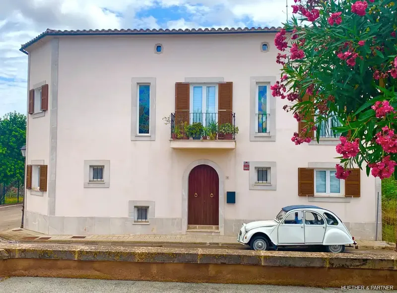 Corner house in S'Alqueria Blanca with sea views and building plot — photo 1