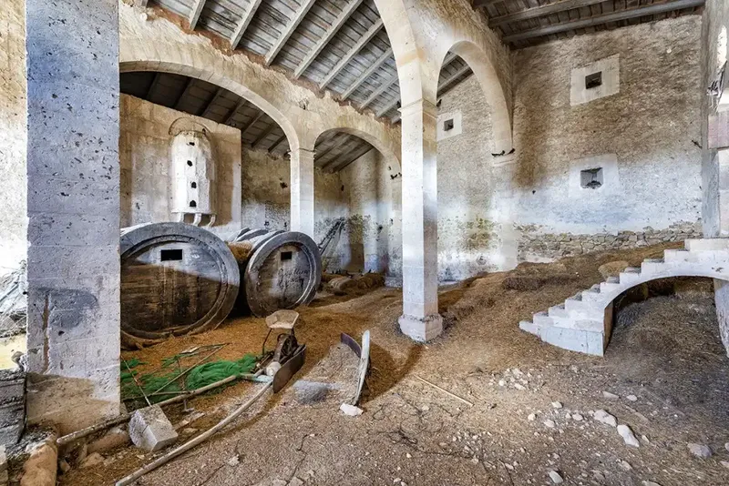 This enormous finca, for sale in Algaida, originally dates from the 15th century and includes a main house, several outbuildings and extensive land — photo 11