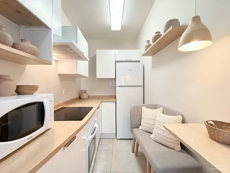 A few steps from Portixol beach, this apartment with independent entrance offers great potential to create a home to your measure — photo 4