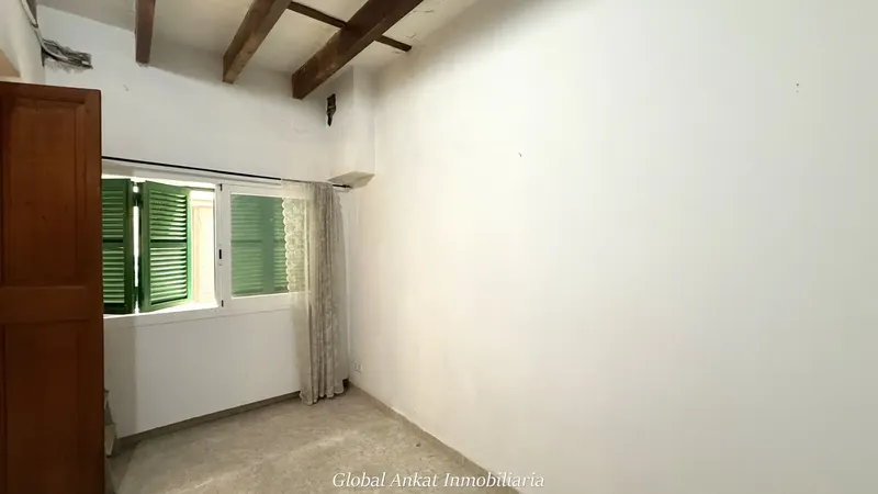 This 258 m² townhouse, distributed over three floors on a 163 m² plot, offers endless possibilities to — photo 4
