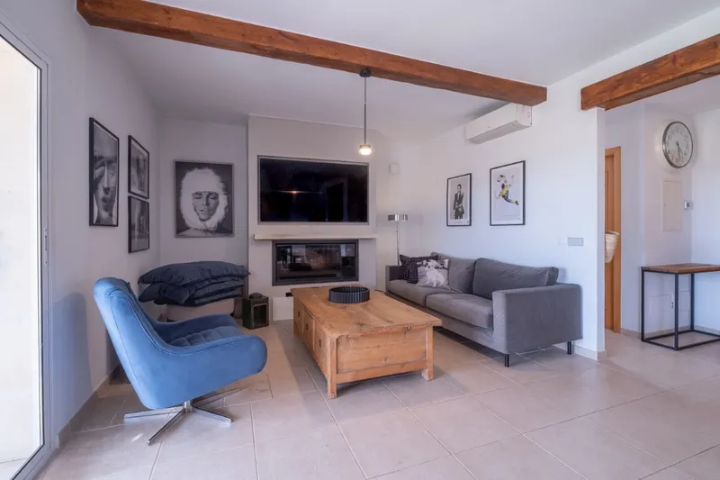 Beautiful family home with pool and panoramic countryside views — photo 11