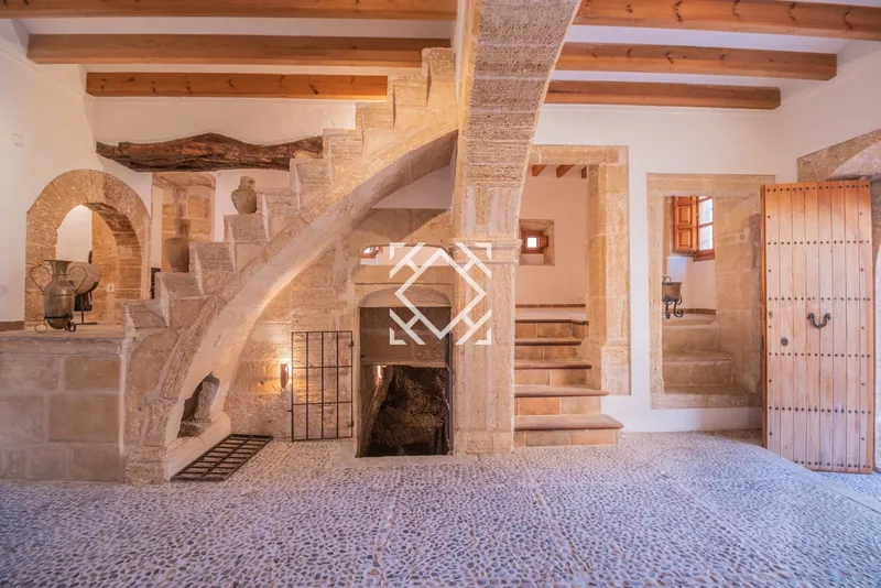 Charming townhouse for sale with tourist license in the old town of Alcudia, Mallorca — photo 2