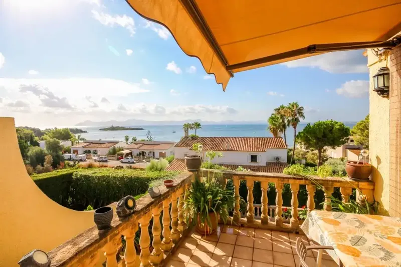 Spacious semi-detached house for sale, located in one of the most demanded and desired urbanizations of the northern area of Mallorca, Alcanada. Urban — photo 9