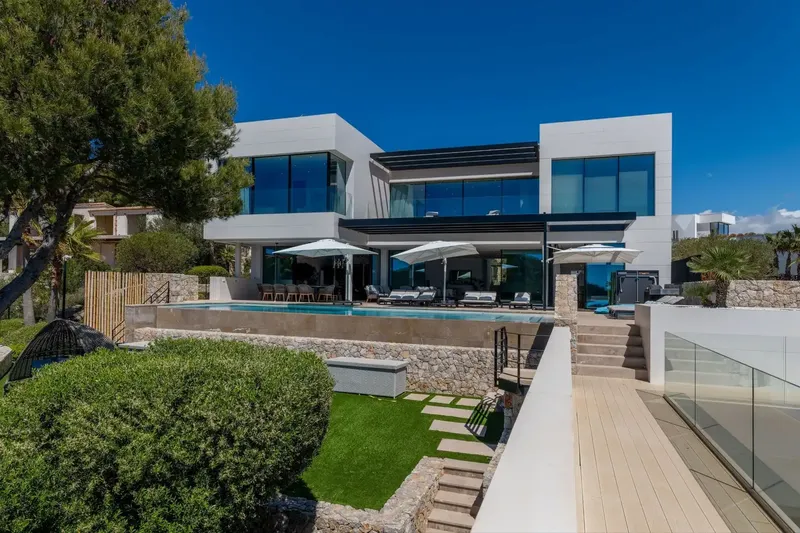 Welcome to an Unmatched Property: A Luxurious Villa That Will Take Your Breath Away. Nestled in an Exclusive Area, This Hideaway of 3,899 — photo 4