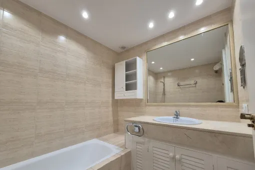 Cala Vinyas, renovated apartment for long-term rental on the seafront in Cala Vinyas, with sunny terrace, pool and direct access to the sea — photo 8