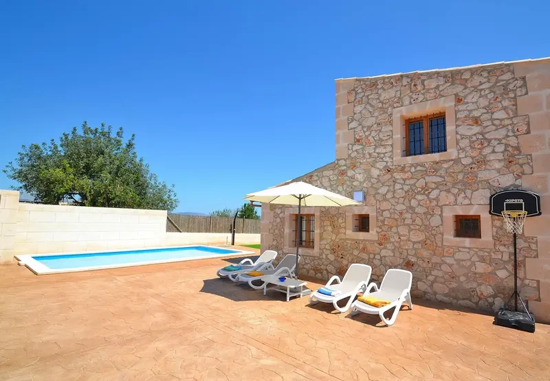 Enjoy the tranquility of the Mallorcan countryside in this beautiful finca with private pool, available for seasonal rental, located in — photo 2