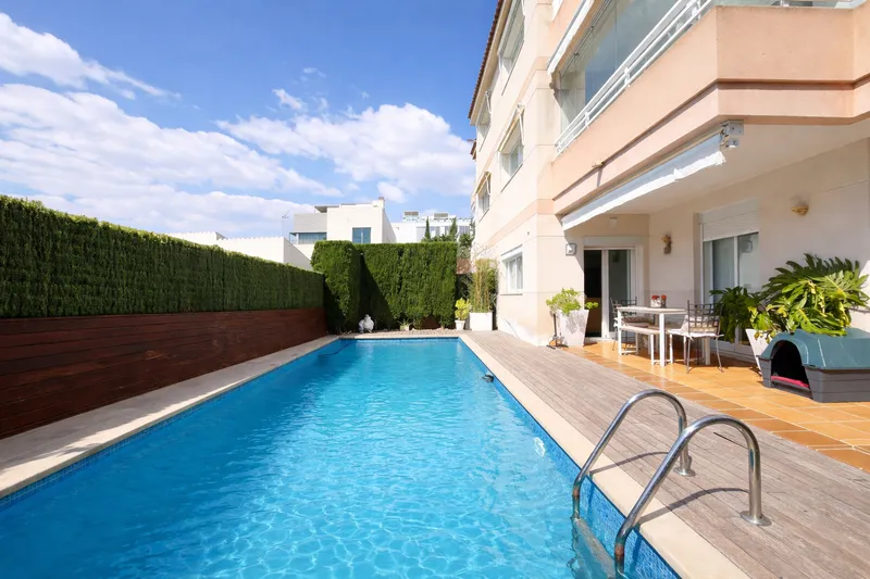 Duplex with private garden and pool with partial sea views in Bonanova — photo 1