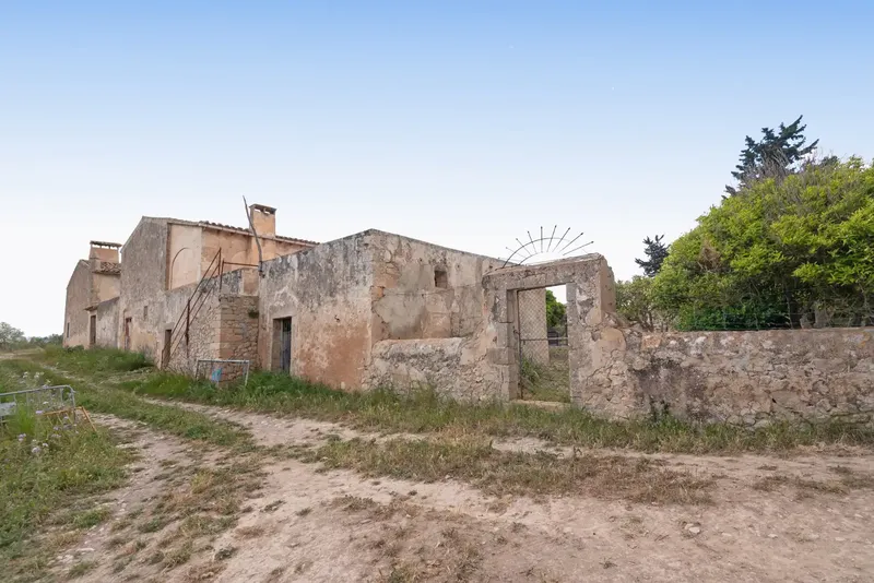 This majestic 16th-century property, with an area of 546,661 m², offers a unique and historic setting. — photo 11